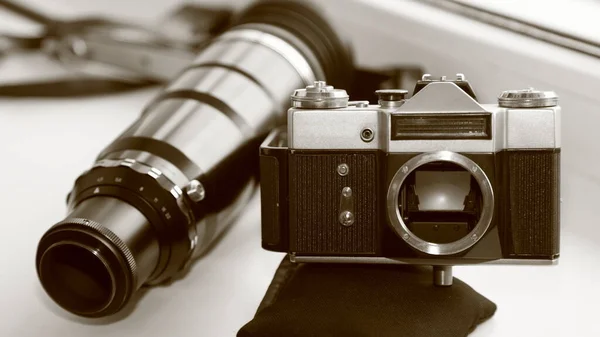 Profesionální Vinobraní Filmový Fotoaparát Velkým 300 Teleobjektiv Bílém Pozadí Zblízka — Stock fotografie