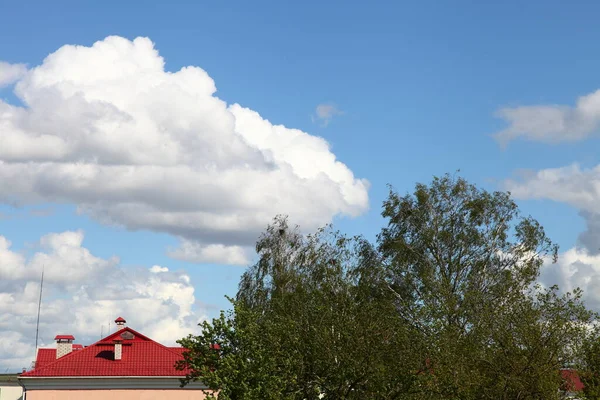 Gutes Wetter Weiße Cumuluswolken Blauen Himmel Über Dem Roten Dach — Stockfoto