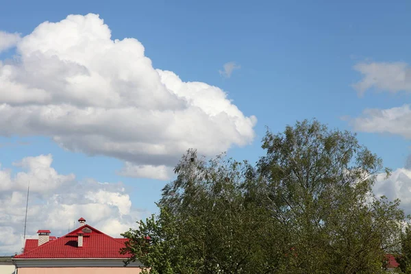 Weiße Cumuluswolke Blauen Himmel Über Dem Roten Hausdach Und Der — Stockfoto