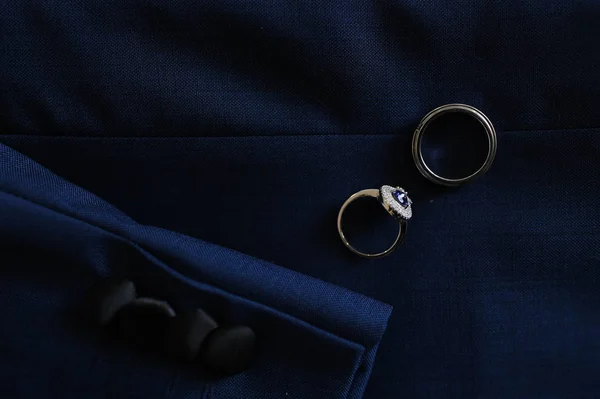 有爱情概念的结婚戒指 — 图库照片