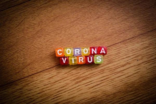 코로나 바이러스 Corona Virus 단어가 바탕에 알파벳 큐브를 선택적으로 초점을 — 스톡 사진