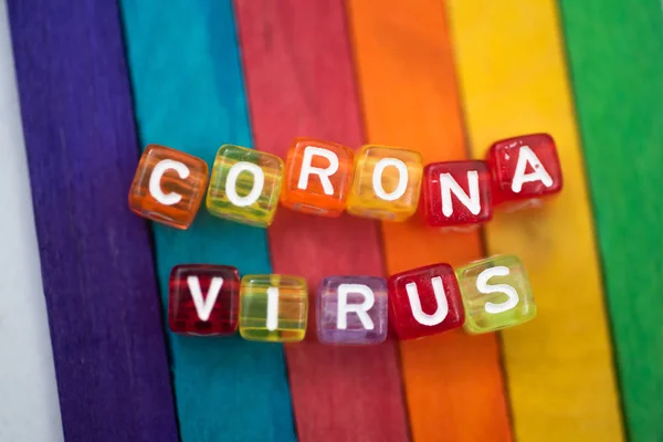 カラフルな単語コロナウイルス英語のアルファベットキューブの色鮮やかな背景 選択的なフォーカス — ストック写真