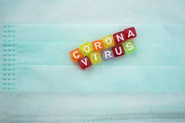 Πολύχρωμη Λέξη Corona Virus Αγγλικό Αλφάβητο Κύβος Στη Μάσκα Προσώπου — Φωτογραφία Αρχείου