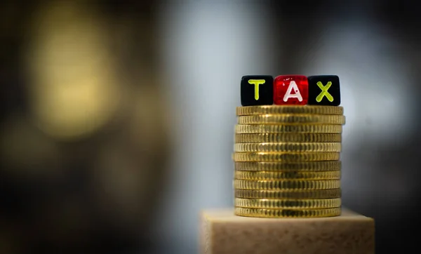 Närbild Tax Ord Färg Kub Med Bakgrund Som Guld Mynt — Stockfoto