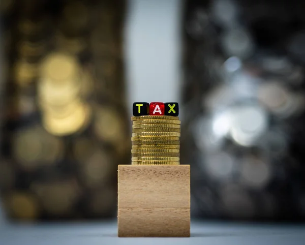 Närbild Tax Ord Färg Kub Med Bakgrund Som Guld Mynt — Stockfoto