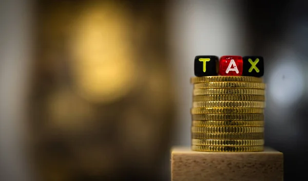 Närbild Tax Ord Färg Kub Med Bakgrund Som Guld Mynt — Stockfoto