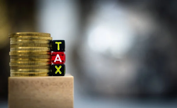 Närbild Tax Ord Färg Kub Med Bakgrund Som Guld Mynt — Stockfoto