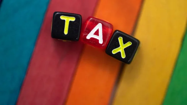 Närbild Tax Ord Färg Kub Med Bakgrundsfärg Trä Pinne — Stockfoto