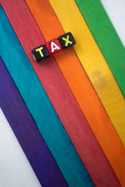 Närbild Tax Ord Färg Kub Med Bakgrundsfärg Trä Pinne — Stockfoto
