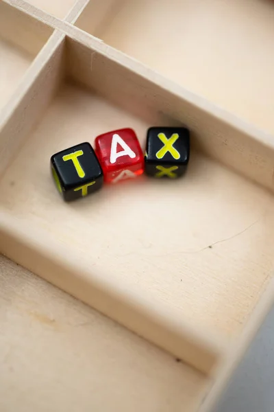 Närbild Tax Ord Färg Kub Med Bakgrund Trälåda — Stockfoto