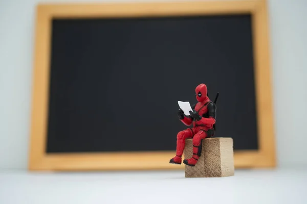 Siyah tahta arka planlı DEADPOOL miniture 'a yakınlaş
