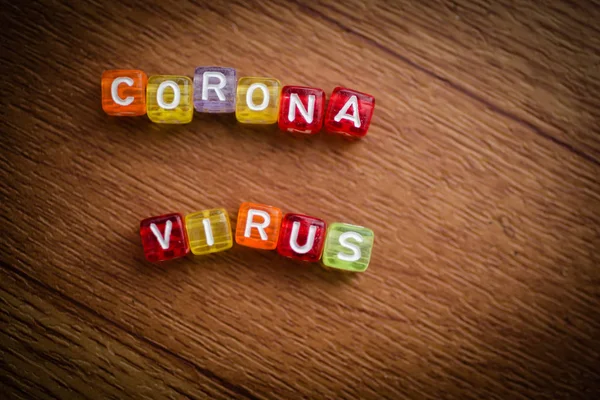 Buntes Wort Corona Virus Englischer Alphabet Würfel Auf Braunem Hintergrund Stockbild