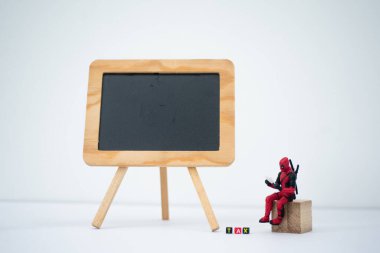 Vergi sözcüğüne yakın plan ve kara tahta arkaplanlı DEADPOOL azınlığı