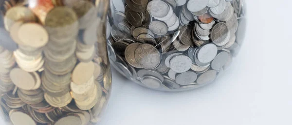 Malezya sikkeleri (syiling) beyaz arka plan ve finansal konsept içerisindeki yakın plan çekimlerinde Malezya halkaları.