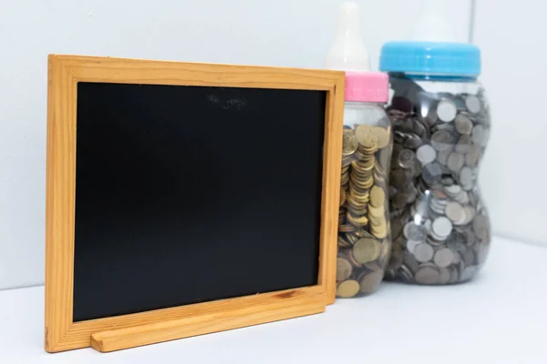 Malezya paraları (syiling) kutuda ringgit malezya, kara tahta, izole beyaz arka plan, finansal konsept.