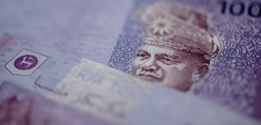 Malezya ringgit banknotlarının Malezya para birimi. Yüzlerce ringgit banknotundan oluşan kağıt para. Mali konsept.