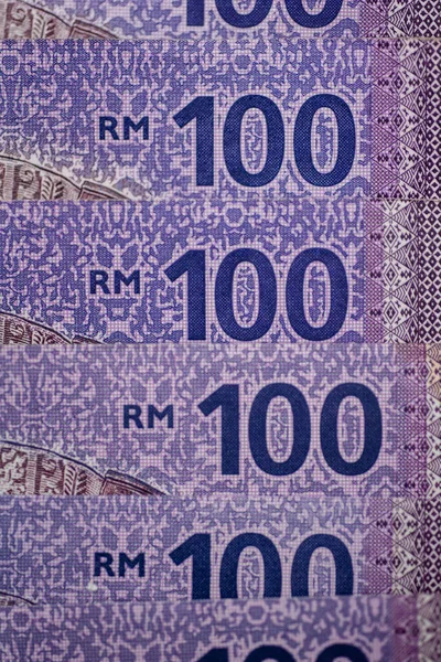 Malezya ringgit banknotlarının Malezya para birimi. Yüzlerce ringgit notunun kâğıt parası etreme yakın çekim için. Mali konsept.