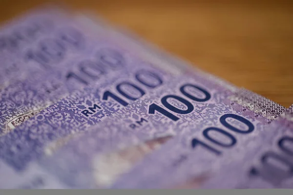 Malezya ringgit banknotlarının Malezya para birimi. Yüzlerce ringgit notunun kâğıt parası etreme yakın çekim için. Mali konsept.