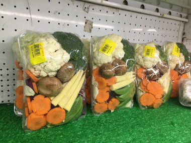 Kuala Lumpur / Malezya - 29 Şubat 2020: Nsk Süper marketinde bir paket sebze.