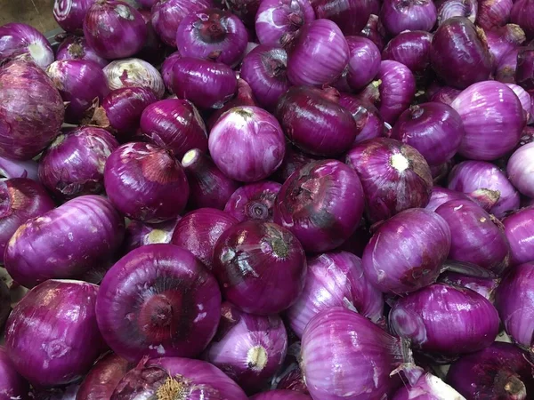 El ele tutuşup büyük kırmızı soğan yakın çekim..