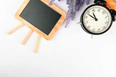 Kavramsal, siyah tahta beyaz bir masada. 2020 kelimelik çiçek ve izle, boşluğu kopyala