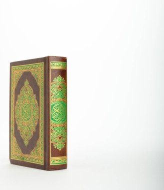 Kuran - Müslümanların kutsal kitabı, izole beyaz arka plan