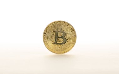 Beyaz arka planda Altın Bitcoin. Kripto para birimi.