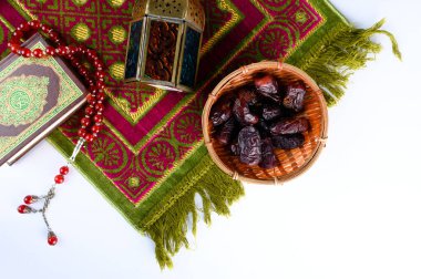 Ramadhan için İslami bir kavram. Lantern, Kutsal Kitap Kuran, tarihler ve bir tasbih (tespih) bembeyaz zemin.