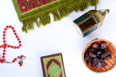 Ramadhan için İslami bir kavram. Lantern, Kutsal Kitap Kuran, tarihler ve bir tasbih (tespih) bembeyaz zemin.