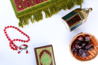 Ramadhan için İslami bir kavram. Lantern, Kutsal Kitap Kuran, tarihler ve bir tasbih (tespih) bembeyaz zemin.