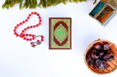 Ramadhan için İslami bir kavram. Lantern, Kutsal Kitap Kuran, tarihler ve bir tasbih (tespih) bembeyaz zemin.