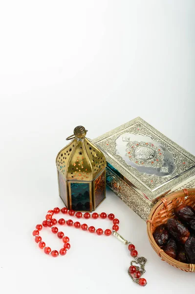 Ramadhan için İslami bir kavram. Fener, Kutsal Kitap Kuran, tarihler ve bir tasbih (tespih) izolasyon beyaz arka plan.