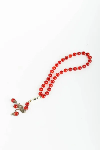 İslami tespih, 99 tasbih veya tasbeh, müslüman misbaha, Salah tespihi, beyaz arka planda izole edilmiş.