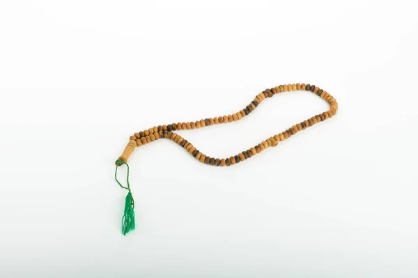 İslami tespih, 99 tasbih veya tasbeh, müslüman misbaha, Salah tespihi, beyaz arka planda izole edilmiş.