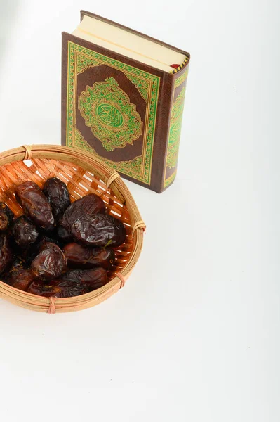 Concepto Islámico Para Ramadán Linterna Sagrado Libro Corán Fechas Una — Foto de Stock