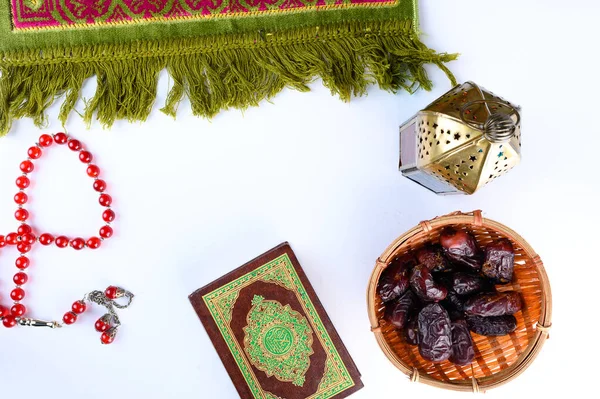 Ramadhan için İslami bir kavram. Lantern, Kutsal Kitap Kuran, tarihler ve bir tasbih (tespih) bembeyaz zemin.