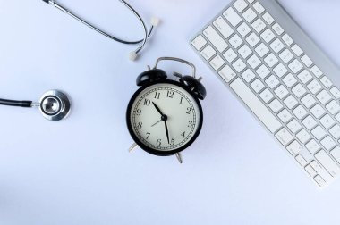 Kavramsal, steteskop beyaz bir masa üzerinde, klavye ve wacth ve siyah tahta, boşluğu kopyala
