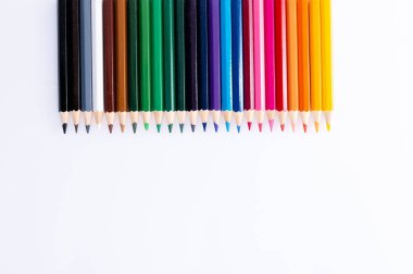 Beyaz arka planda izole edilmiş renkli kalemler. Yaklaş. Boşluğu kopyala