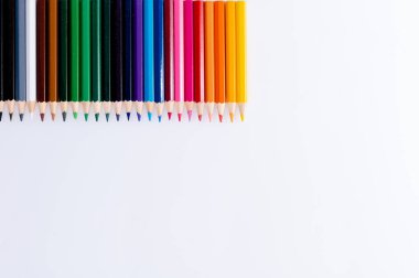 Beyaz arka planda izole edilmiş renkli kalemler. Yaklaş. Boşluğu kopyala