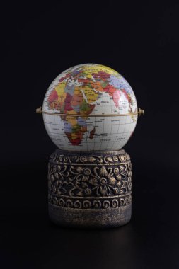 siyah arkaplanda izole edilmiş vazo ve küre