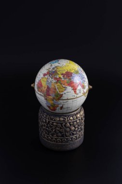 siyah arkaplanda izole edilmiş vazo ve küre