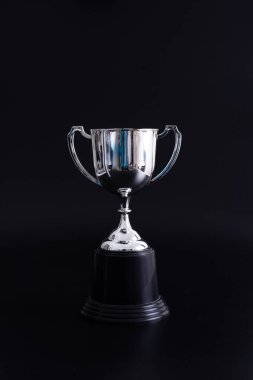 Siyah arka planda izole edilmiş gümüş bir kupa ve kopyalama alanı. Kavram kazananı