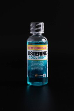 Kuala lumpur, Malezya - 15 Mart 2020: Bir şişe listerin serin nane gargarası siyah arkaplanda izole edildi