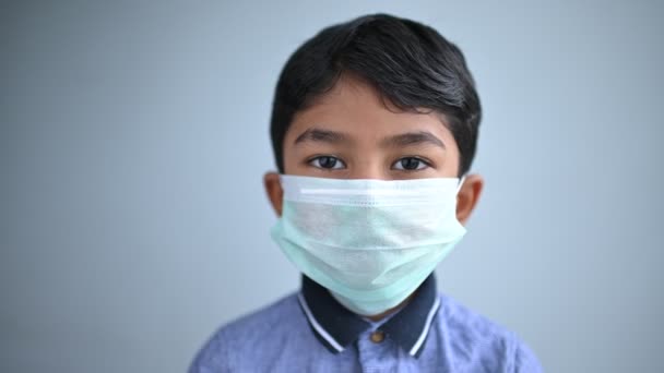 自宅にいてください コロナウイルスCovid 19感染症 病気やほこりを防ぐためにマスクを身に着けているアジアの少年 午後5時 自宅の検疫コロナウイルスパンデミック予防に滞在 — ストック動画