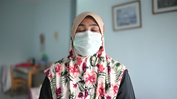 Coronavirus Und Luftverschmutzung Pm2 Konzept Junge Schöne Muslimin Medizinischer Maske — Stockvideo