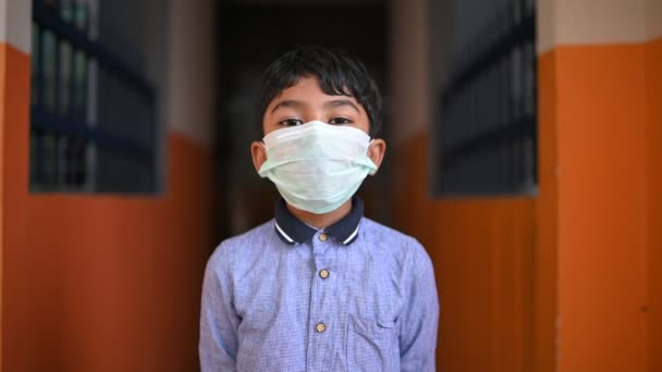 Stanna Hemma Coronavirus Covid Smittade Asian Boy Bär Masker För — Stockvideo