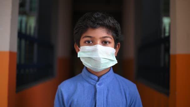 Maradj Otthon Coronavirus Covid Fertőzött Ázsiai Fiú Visel Maszkok Megelőzésére — Stock videók