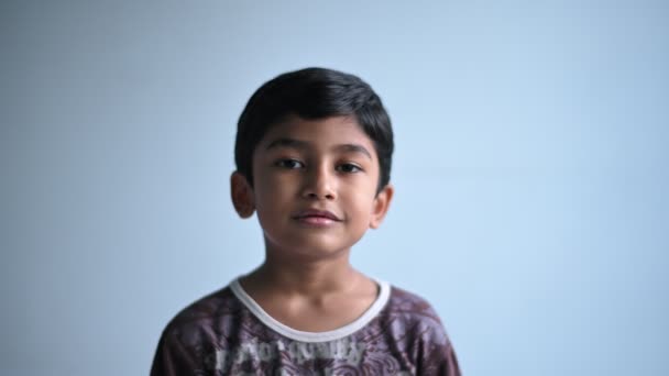 Uhd Ile Gülümseyen Kameraya Bakan Asyalı Çocuğun Portresi — Stok video
