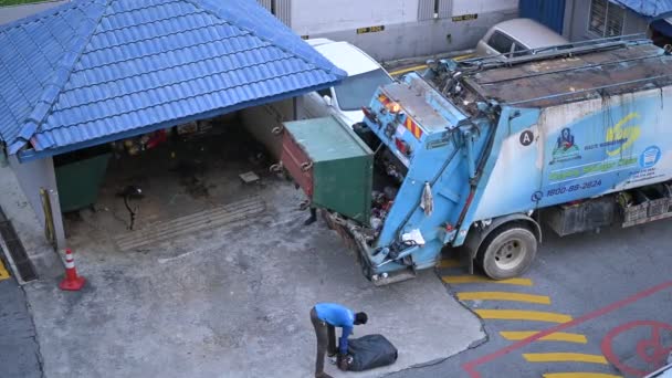 Kuala Lumpur Malaysia April 2020 Vuilniswagen Pakt Groene Vuilnisbak Dumpt — Stockvideo