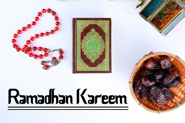 Ramadhan için İslami bir kavram. Qoran, Tarihler ve tespih (tespih boncukları) 'RAMADHAN KAREEM' sözleriyle bir sajadah 'ın (dua eden yatak) tepesinde yatıyordu.